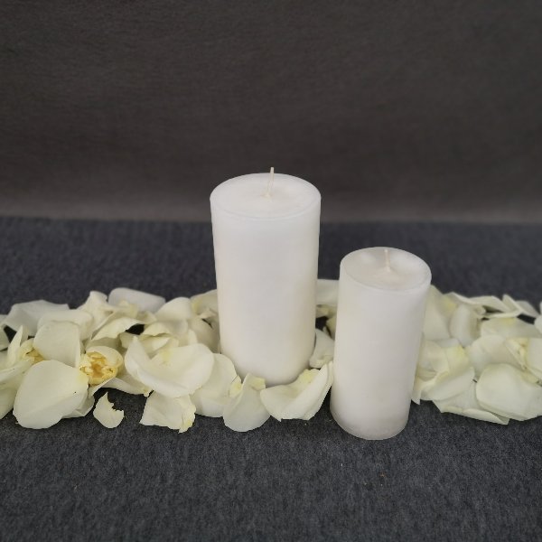 Dekoration mit Kerzen und Blütenblättern Bild 1